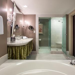 Forsyth Park View King Room Soaking Tub
